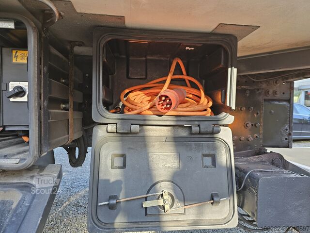 Lastebil med kjøleboks VOLVO FM330 6x2 FRIGOBLOCK Multizone Lenk u. L
