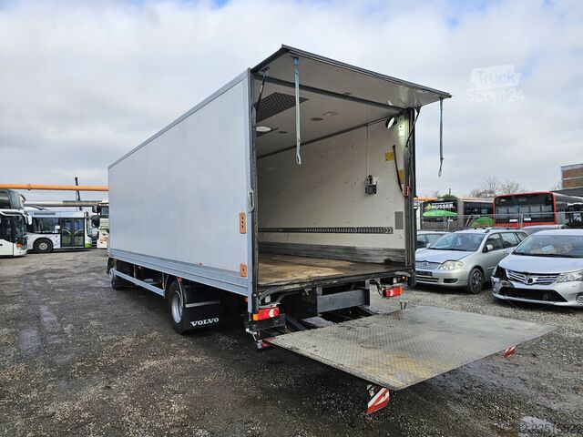 LKW mit Kofferaufbau Volvo FL240 4x2 Ladeborwand