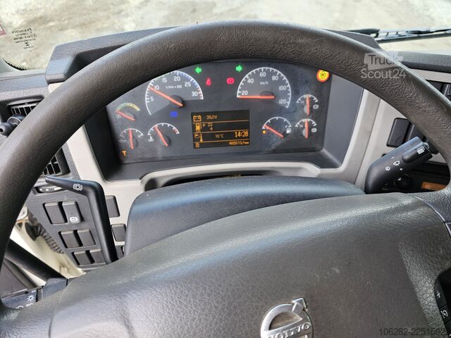 LKW mit Kofferaufbau Volvo FL240 4x2 Ladeborwand