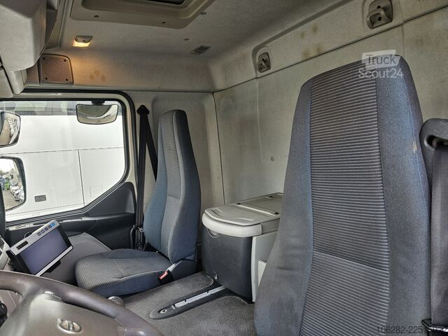 LKW mit Kofferaufbau Volvo FL240 4x2 Ladeborwand