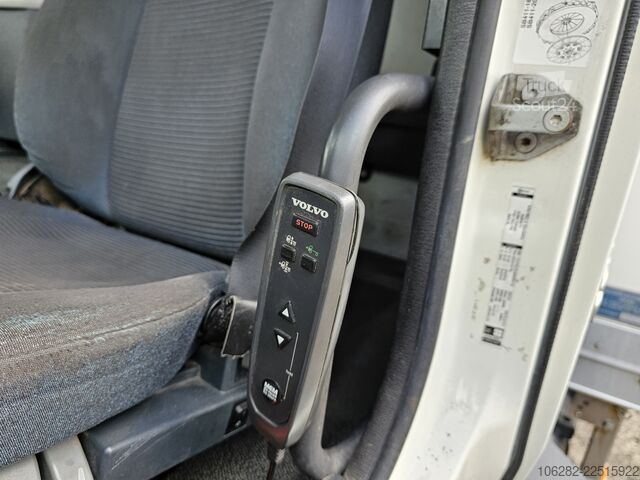 LKW mit Kofferaufbau Volvo FL240 4x2 Ladeborwand