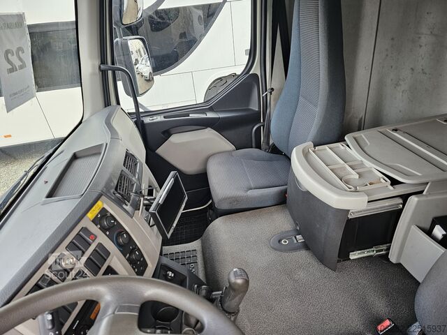 Kutu kamyonu Volvo FL 240 4x2 14Tons Hebebühne Blatt/Luft