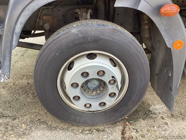 Vrachtwagen met bakwagen Iveco 120