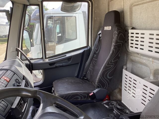 Vrachtwagen met bakwagen Iveco 120