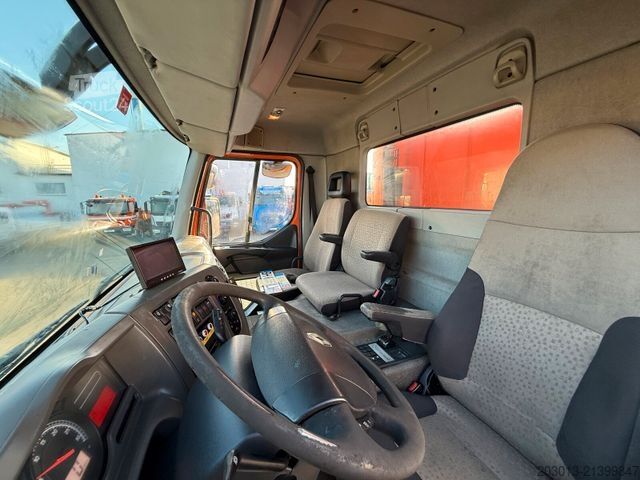 Automobilis ar plakanu platformu RENAULT Premium Lander Pritsche mit Kran FASSI