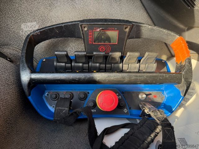 Automobilis ar plakanu platformu RENAULT Premium Lander Pritsche mit Kran FASSI