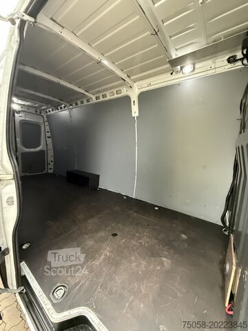 Škatla za dostavna vozila visoka + dolga Iveco Daily 35-180 HiMatic - 37 TKm