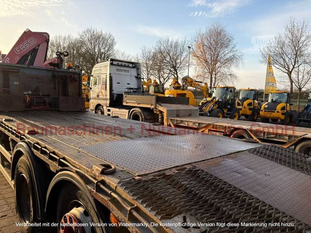 Renault 3-axle flatbed truck with Fassi F230XP crane, first registered in 2007 Renault 3-Achs Plattform-LKW Fassi F230XP Kran EZ 2007
