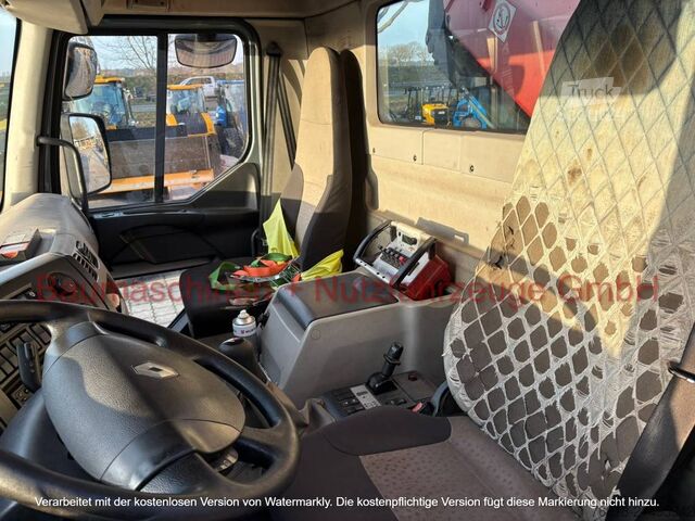 Renault 3-axle flatbed truck with Fassi F230XP crane, first registered in 2007 Renault 3-Achs Plattform-LKW Fassi F230XP Kran EZ 2007