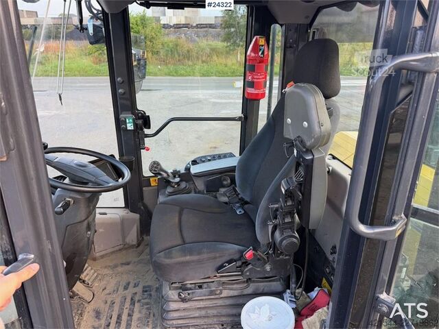 Iekrāvējs Komatsu WA320-8E0 wheel loader w/ lever steering and a buc
