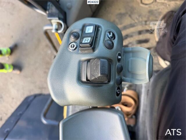 Iekrāvējs Komatsu WA320-8E0 wheel loader w/ lever steering and a buc