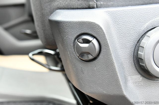 Минибус VOLKSWAGEN Crafter Bus/Kombi 35 FWD L2H2 Behindertengerecht