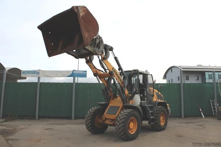 Погрузчик с колёсным шасси LIEBHERR L524 - Hochkippschaufel Nr: 432