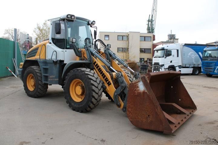 Погрузчик с колёсным шасси LIEBHERR L524 - Hochkippschaufel Nr: 432