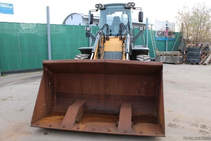 Погрузчик с колёсным шасси LIEBHERR L524 - Hochkippschaufel Nr: 432