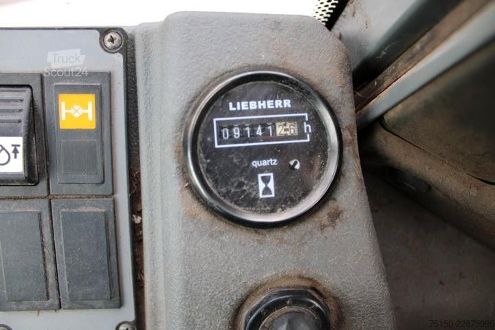 Погрузчик с колёсным шасси LIEBHERR L524 - Hochkippschaufel Nr: 432