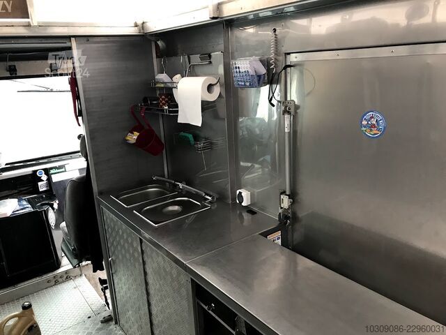 Panel kombi Chevrolet P30 Step Van-Grumman Olson