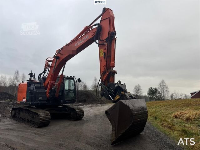 Raupenbagger Hitachi ZX225USRLC-6 crawler excavator with Rototilt, 2 bu
