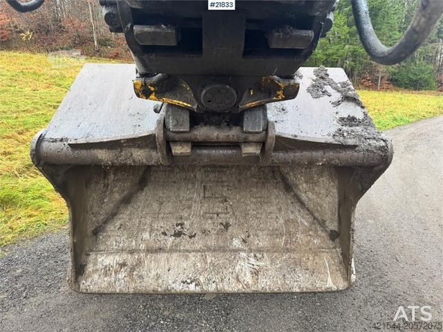 Kāpurķēžu ekskavators Hitachi ZX225USRLC-6 crawler excavator with Rototilt, 2 bu