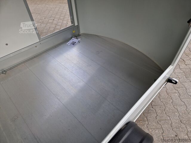 κλειστό ρυμουλκούμενο trailershop Debon Roadster 500 Seitenklappe direkt