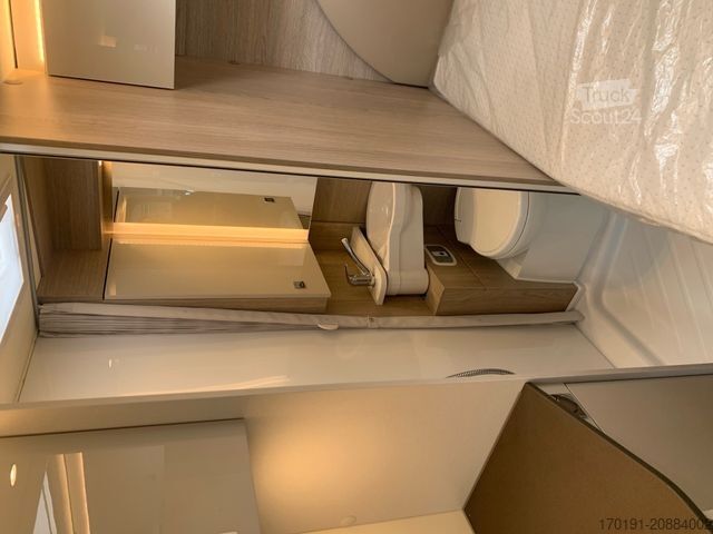 Félintegrált lakóautó BÜRSTNER LINEO T 569 Automatik Bi-Xenon