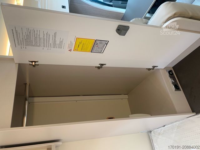 Félintegrált lakóautó BÜRSTNER LINEO T 569 Automatik Bi-Xenon