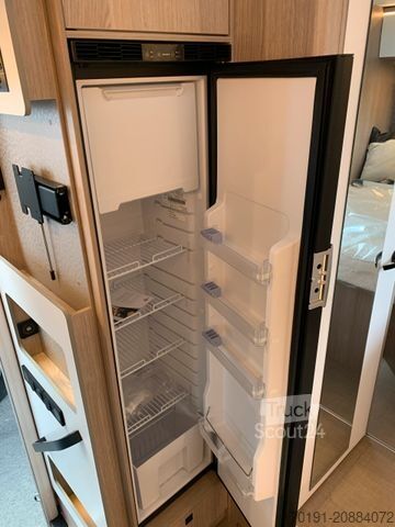 Polintegriran avtodom BÜRSTNER LYSEO TIME SKYLINE 732