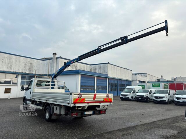 Caminhão com grua e carroceria fixa IVECO 65C18