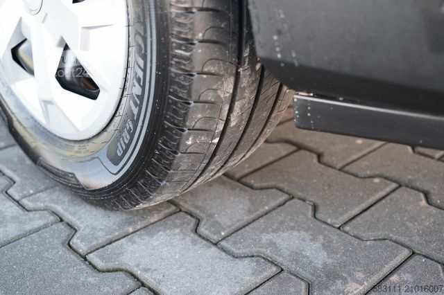 Minibus RENAULT TRAFIC III / BUS / 9 MIEJSC / 90 TYS KM / PIERWS