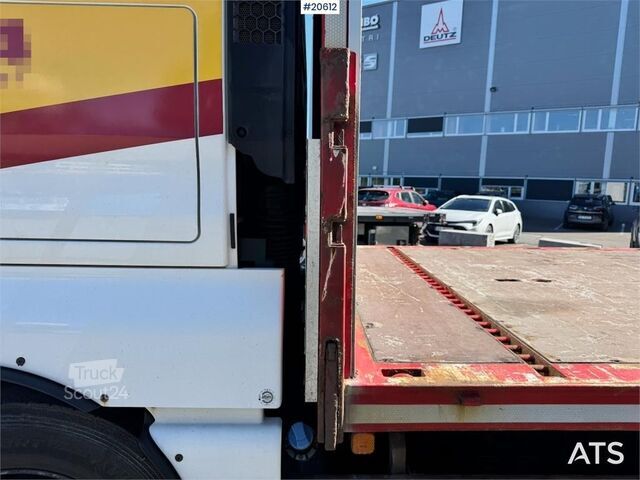 Platform römorku MAN TGX 580 Flatbed truck.