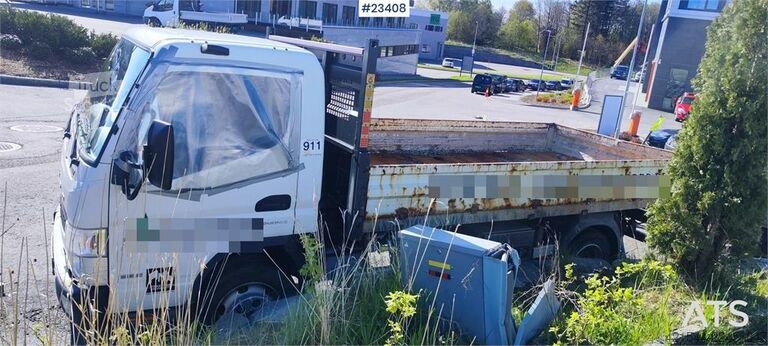 Платформенный трейлер Mitsubishi Fuso Canter 4x2 flatbed truck for sale as a repair