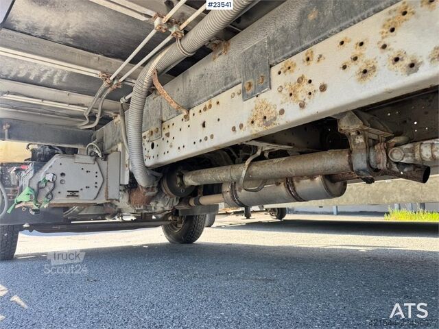 Платформенный трейлер Mitsubishi Fuso Canter Flatbed Truck with Rear-Mounted Crane