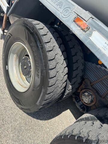 Camion malaxeur à béton Iveco Trakker 450