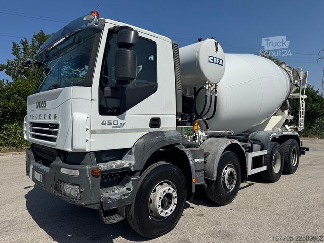 Camion malaxeur à béton Iveco Trakker 450