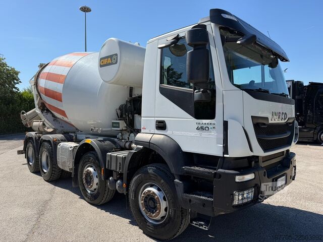 Camion malaxeur à béton Iveco Trakker 450