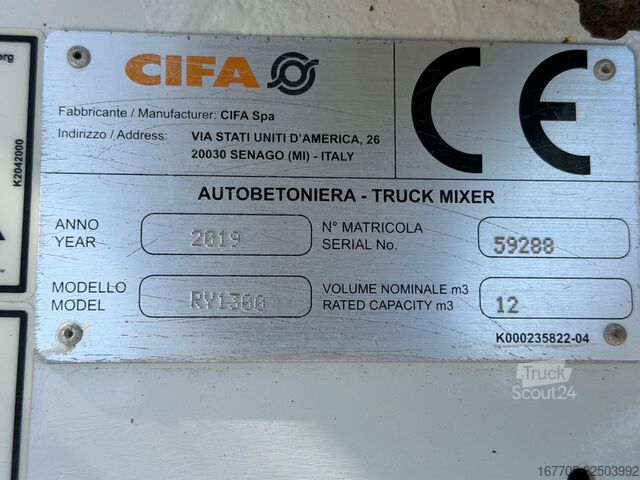 Camion malaxeur à béton Iveco Trakker 450