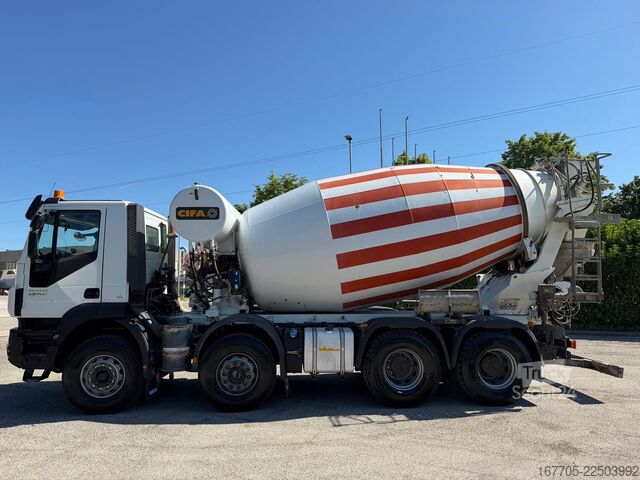 Camion malaxeur à béton Iveco Trakker 450