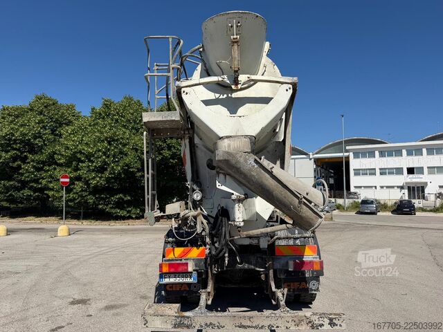 Camion malaxeur à béton Iveco Trakker 450