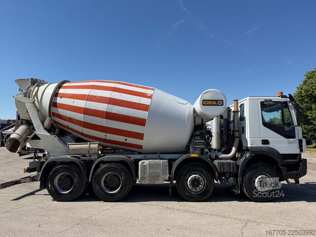 Camion malaxeur à béton Iveco Trakker 450