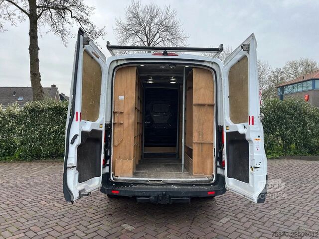 Leveransbil med dubbelhytt Ford Transit FCD