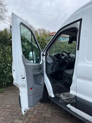 Varebil med dobbeltkabine Ford Transit FCD