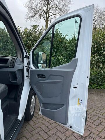 Varebil med dobbeltkabine Ford Transit FCD
