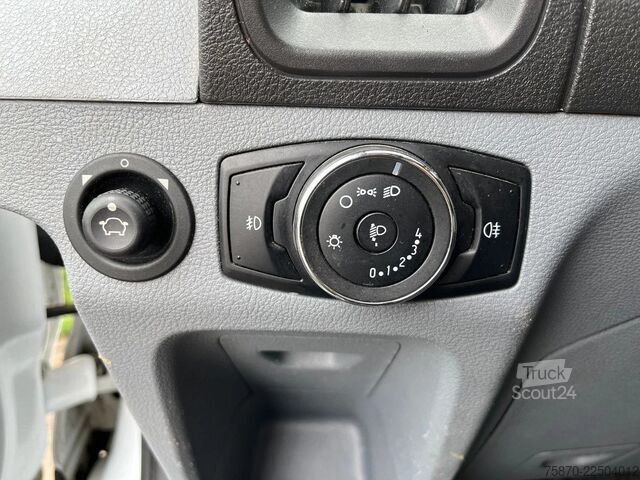 Varebil med dobbeltkabine Ford Transit FCD