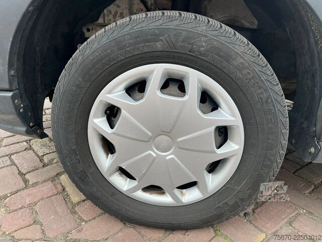 Varebil med dobbeltkabine Ford Transit FCD