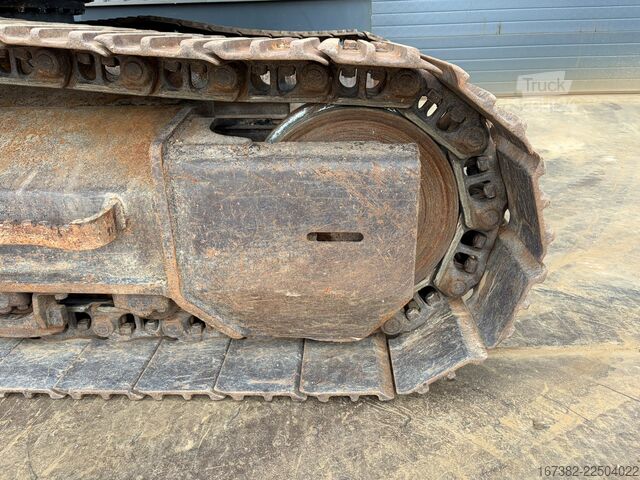 Escavadora de rastos Hitachi ZX225US5LC