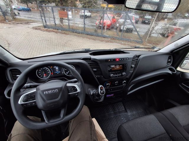 Tovorno vozilo s ravno platformo in ponjavo IVECO 70C18