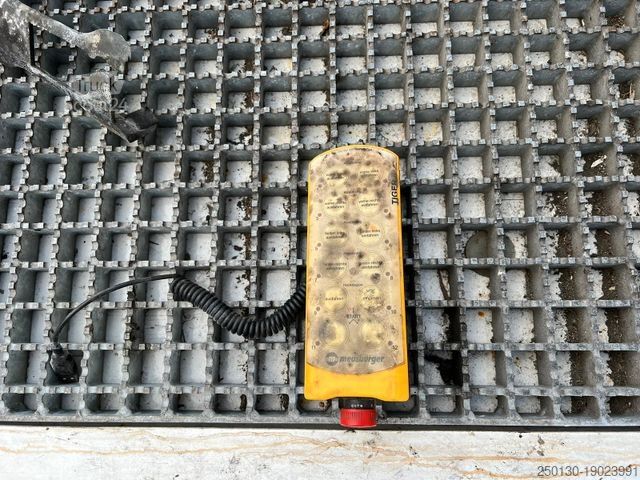 Низкорамный полуприцеп MEUSBURGER MPG-3 Tieflader Plane Lenk/Liftachse Hydr. Rampe