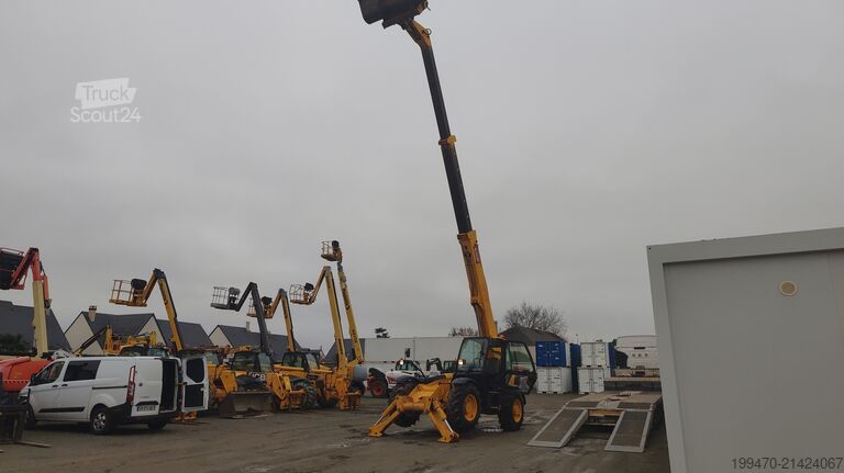 Teleszkópos kezelő JCB 535-140 with forks and loading bucket