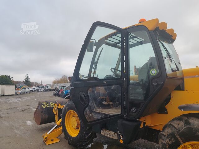 Teleszkópos kezelő JCB 535-140 with forks and loading bucket