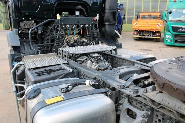 Standardni vlačilec MERCEDES-BENZ 1853 4x4 BL ALLRAD UNFALL Nr.: 773
